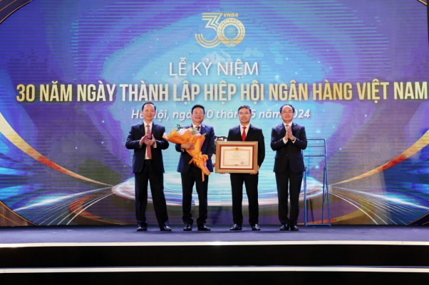 Thứ trưởng Bộ Nội vụ Vũ Chiến Thắng và Phó Thống đốc thường trực Ngân hàng Nhà nước Đào Minh Tú trao Bằng khen của Thủ tướng Chính phủ và hoa chúc mừng cho Hiệp hội Ngân hàng Việt Nam
