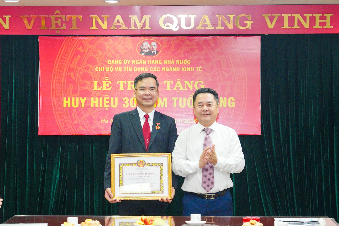 Phó Thống đốc Nguyễn Ngọc Cảnh trao tặng Huy hiệu 30 năm tuổi Đảng cho đồng chí Nguyễn Xuân Bắc