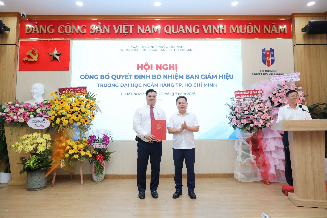 Phó Thống đốc Nguyễn Ngọc Cảnh trao Quyết định bổ nhiệm Ban Giám hiệu Trường Đại học Ngân hàng Thành phố Hồ Chí Minh
