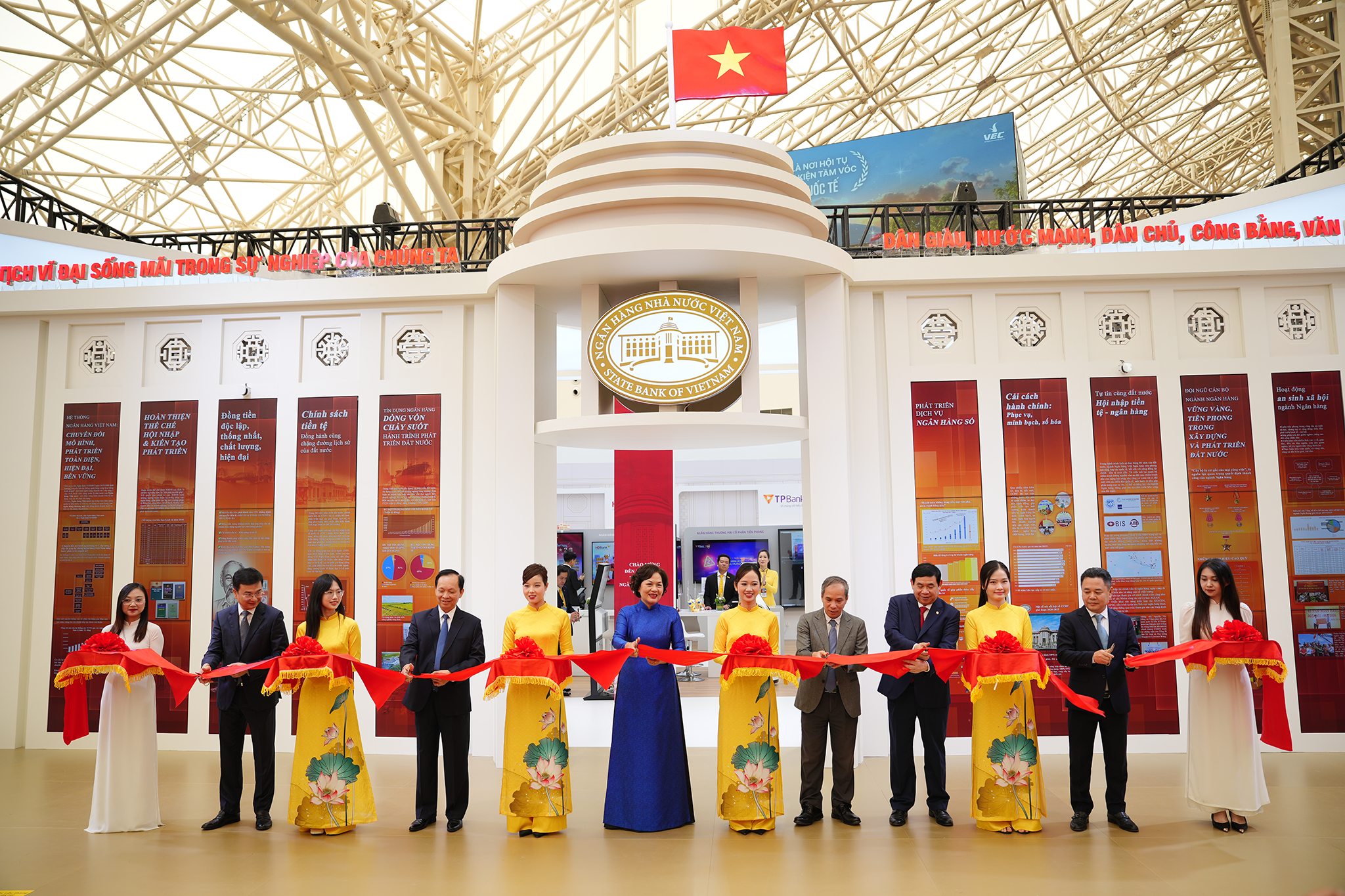 Thống đốc Nguyễn Thị Hồng cùng các đồng chí Phó Thống đốc NHNN, đại diện lãnh đạo ngân hàng cắt băng khai mạc gian triển lãm của ngành Ngân hàng