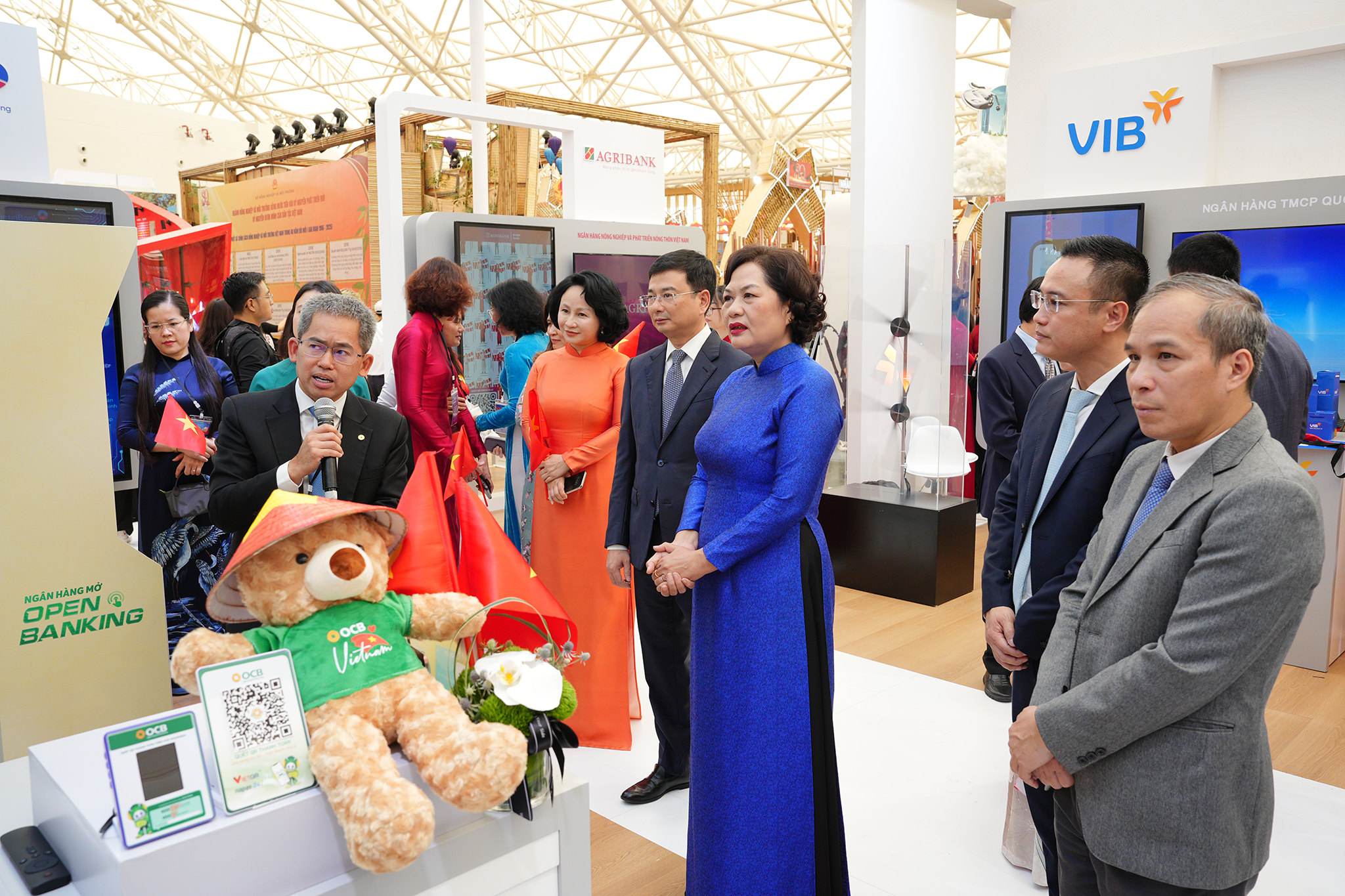 Ban Lãnh đạo NHNN tham quan các gian trưng bày sản phẩm của 15 ngân hàng thương mại tiêu biểu. Các gian trưng bày sản phẩm đều ấn tượng với những sản phẩm tài chính ưu việt, những giải pháp số tiên tiến và dịch vụ cá nhân hóa được trình diễn sống động, tương tác chân thực, công nghệ chạm đến từng giác quan.
