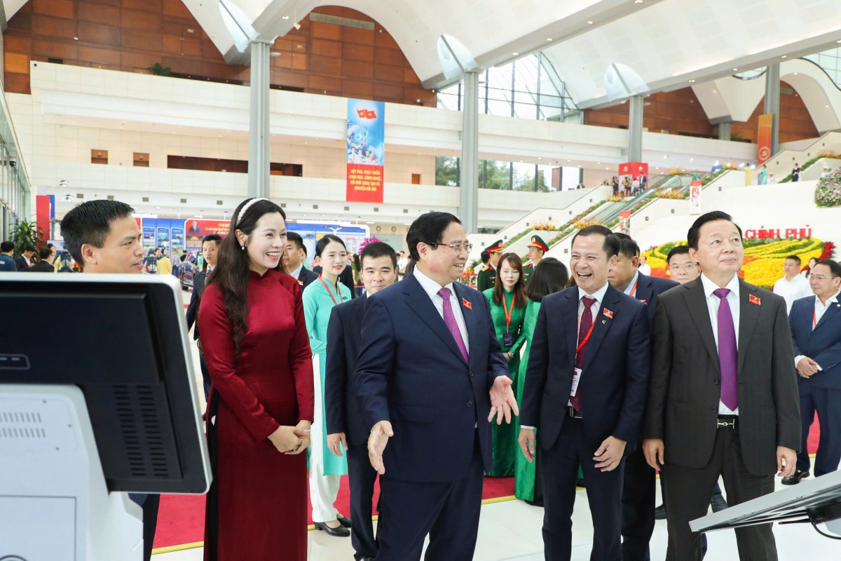 Thủ tướng Phạm Minh Chính thăm gian triển lãm ngành Ngân hàng chào mừng Đại hội Đại biểu Đảng bộ Chính phủ lần thứ nhất