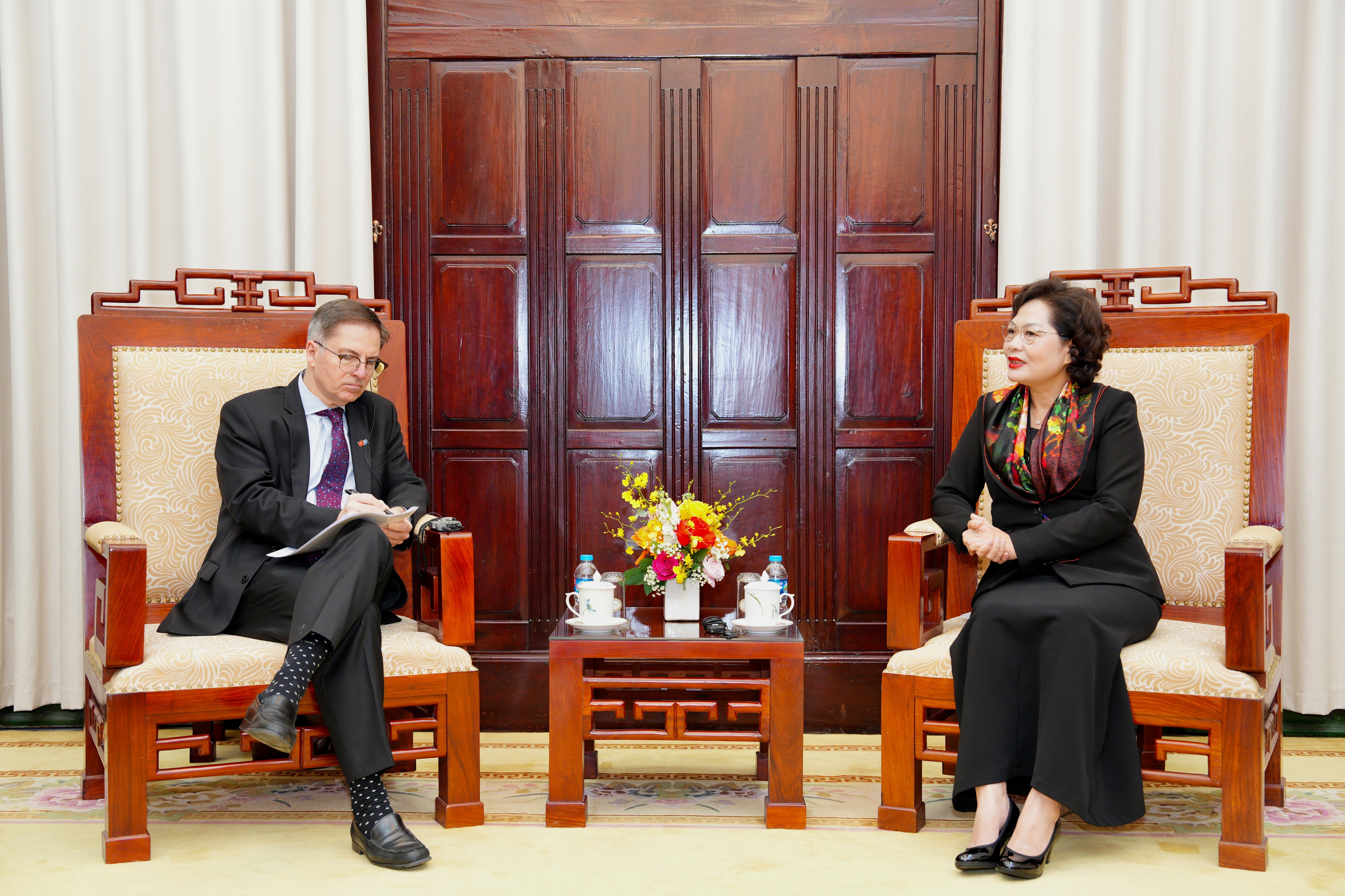 Thống đốc NHNN Nguyễn Thị Hồng tiếp và làm việc với ông Carlos Felipe Jaramillo – Phó Chủ tịch WB