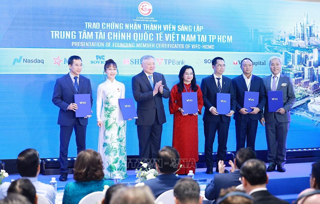 111731-pho-thu-tuong-thuong-truc-nguyen-hoa-binh-trao-chung-nhan-thanh-vien-sang-lap-cho-cac-don-vi-doanh-nghiep-anh-duong-giang-ttxvn.jpg