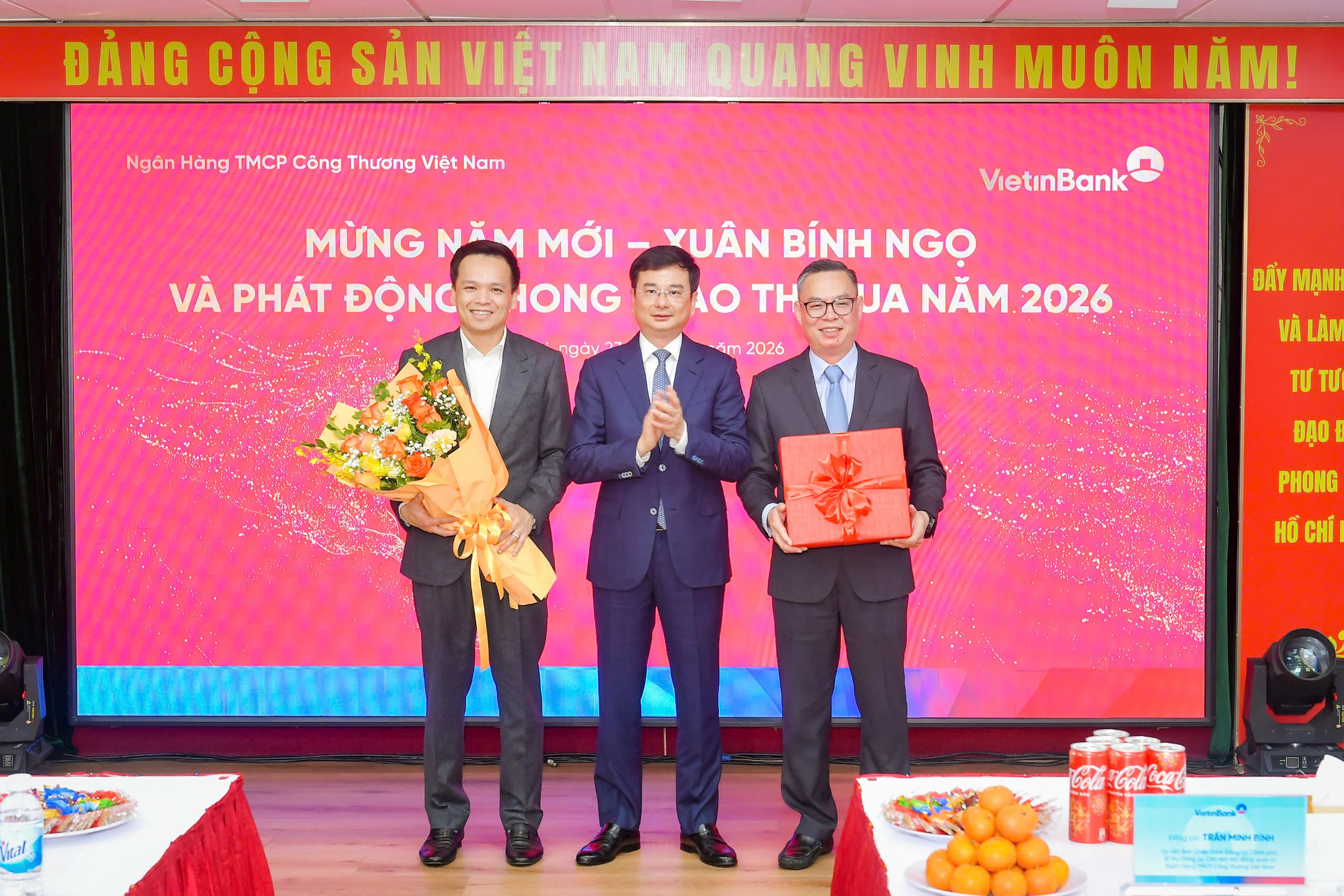 Phó Thống đốc Phạm Thanh Hà tặng quà, tặng hoa chúc mừng năm mới VietinBank