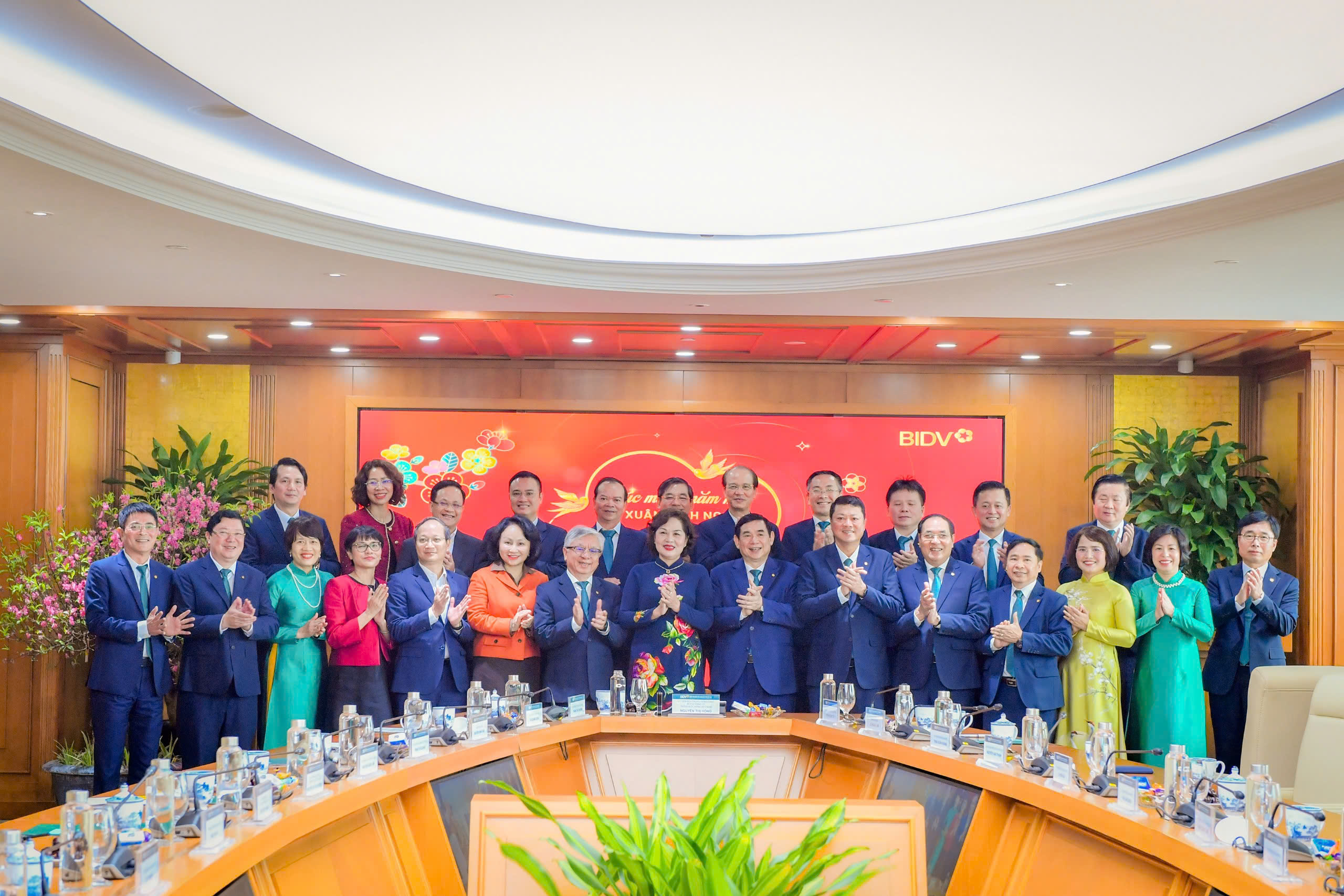 Thống đốc Nguyễn Thị Hồng cùng đại diện lãnh đạo một số đơn vị thuộc NHNN chụp ảnh lưu niệm với Ban lãnh đạo, Ban điều hành BIDV