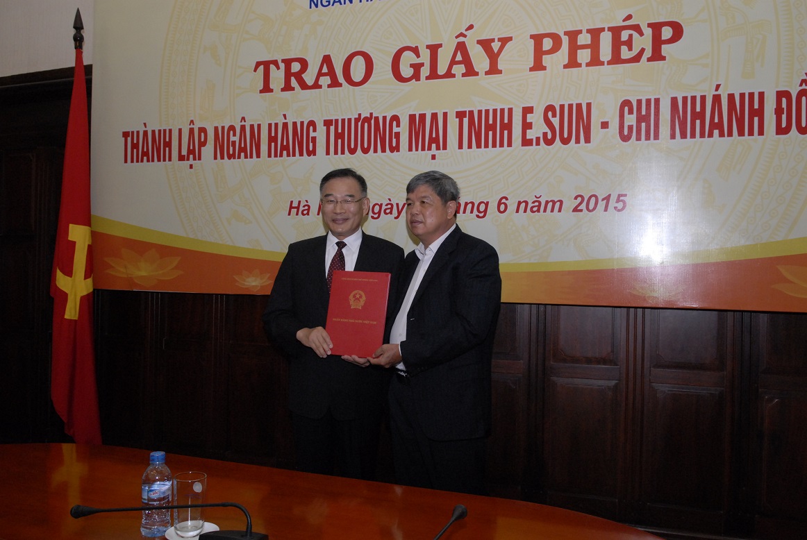 Trao Giấy phép hoạt động cho Ngân hàng