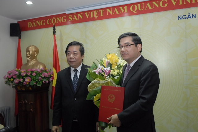 PTD Nguyen Kim Anh trao quyet dinh cho a Tuyen