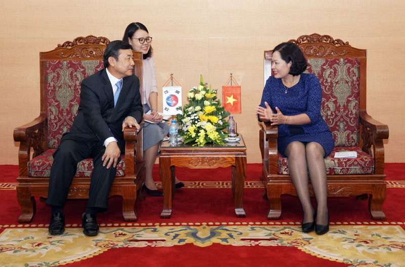SBV Deputy Governor Nguyen Thi Hong recieves Korean Consul General cum Ambassador to Vietnam Park Sang Shik
