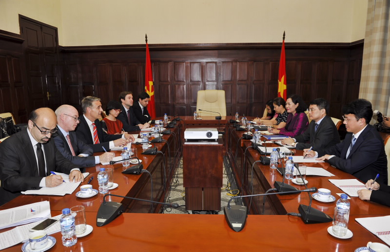 SBV Governor Le Minh Hung works with the IMF Delegation