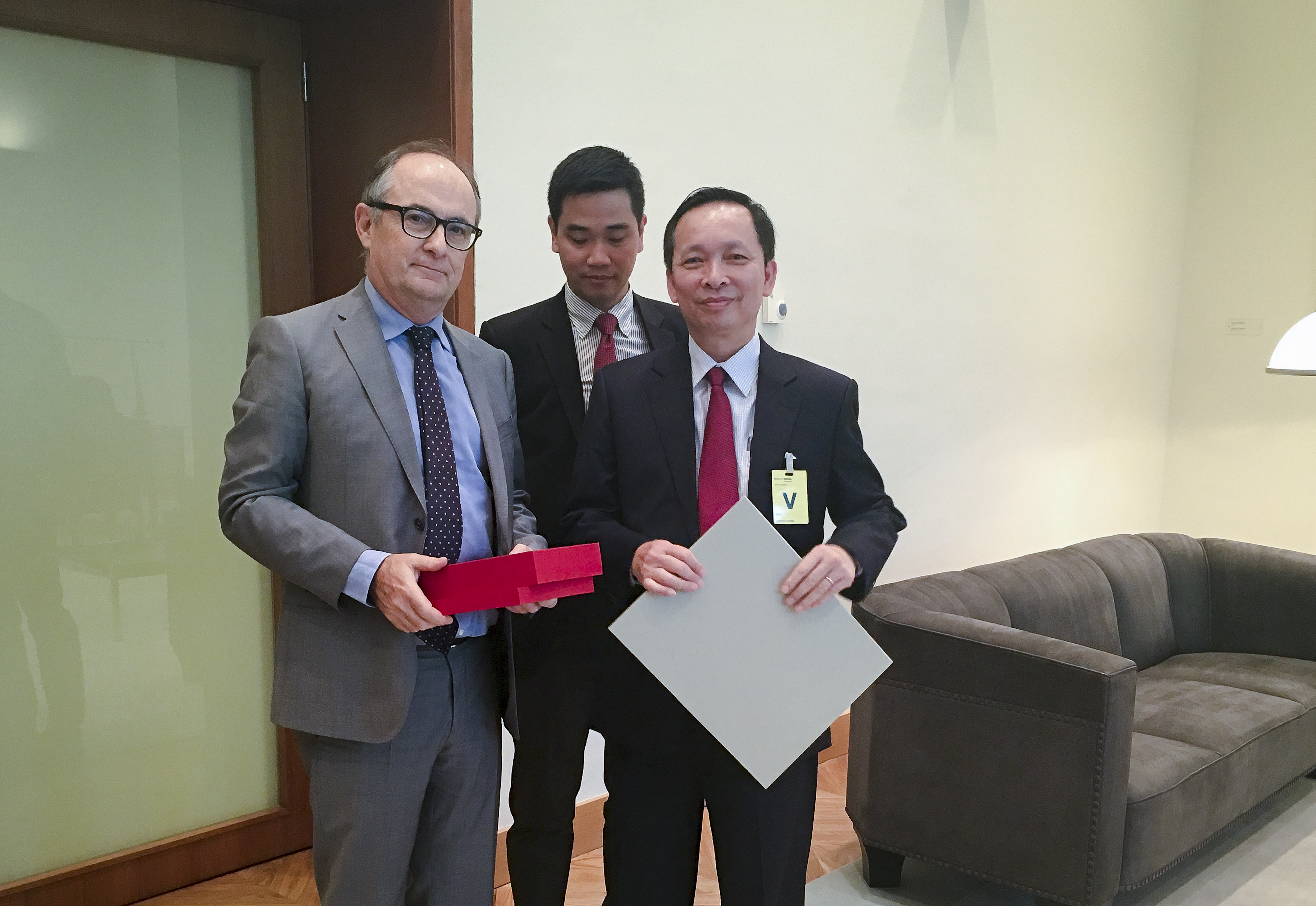 Phó Thống đốc NHNN Đào Minh Tú vs NHTW Tây Ban Nha