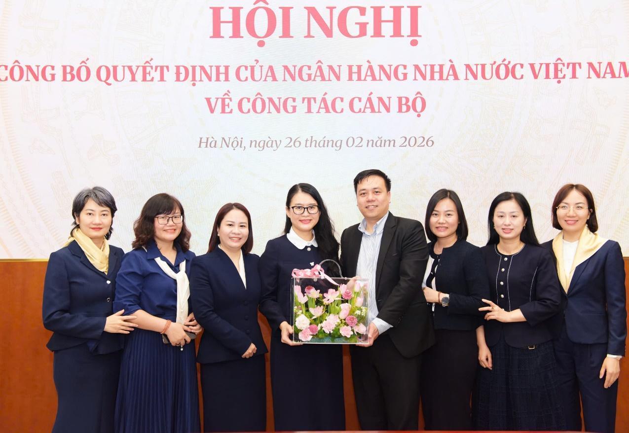 Cán bộ Vụ HTQT chúc mừng tân Bí thư chi bộ, Vụ trưởng Vụ HTQT