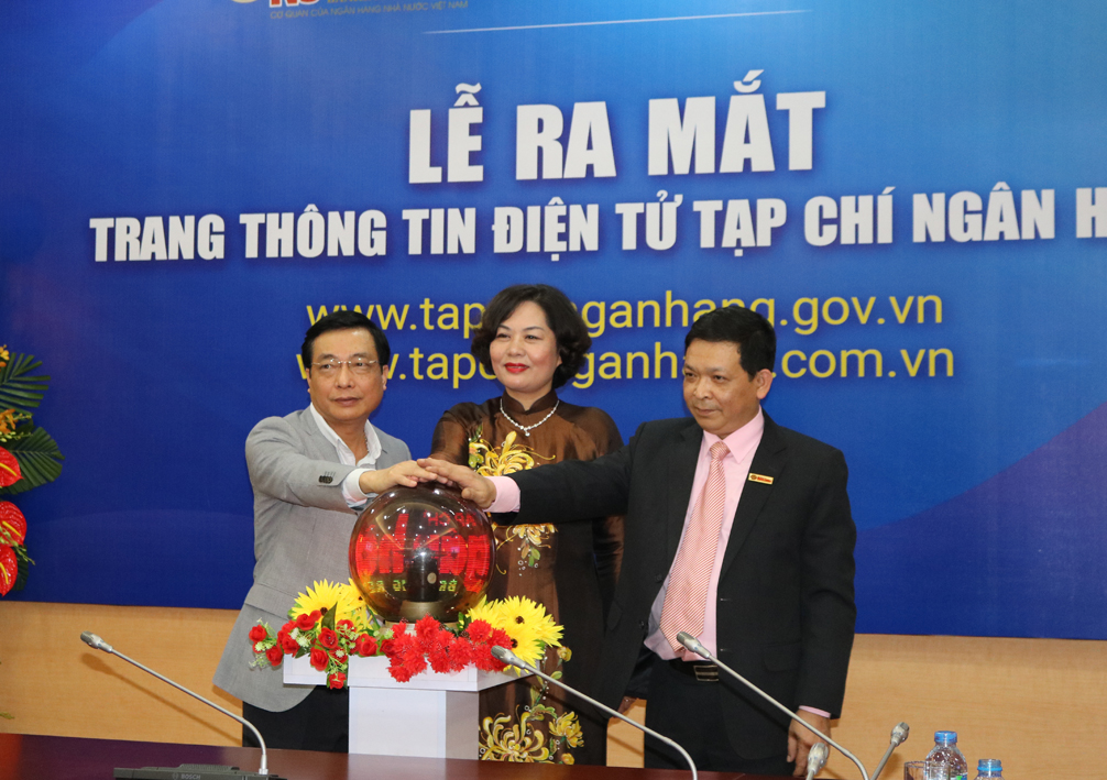Phó Thống đốc Nguyễn Thị Hồng nhấn nút khai trương Trang thông tin điện tử Tạp chí Ngân hàng