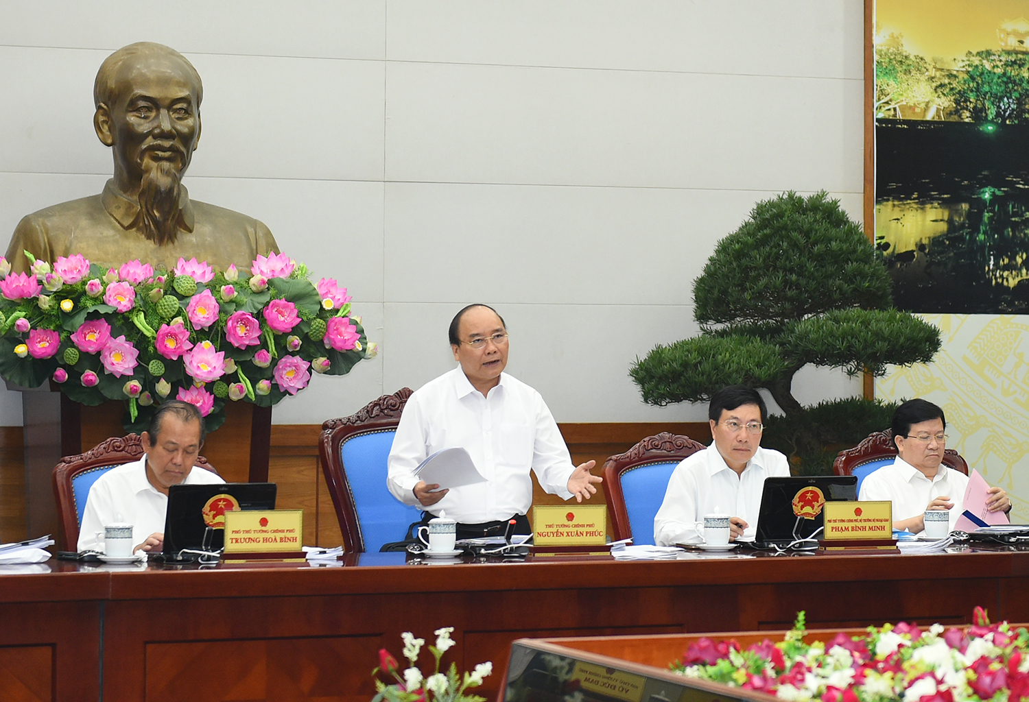 Thủ tướng Nguyễn Xuân Phúc phát biểu tại phiên họp