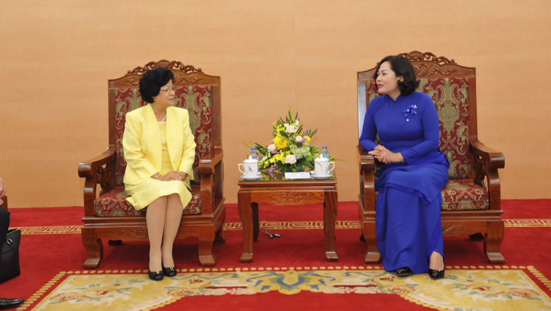 Deputy Governor Nguyen Thi Hong meets with NBC Deputy Governor
