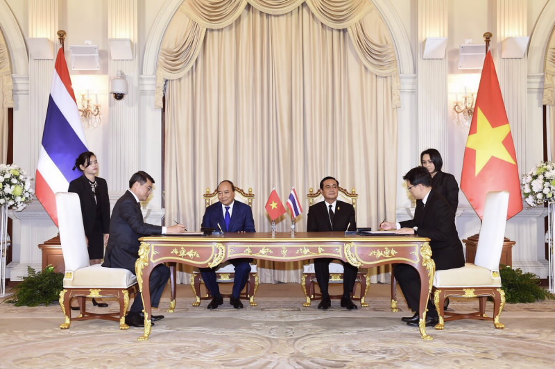 SBV Governor Le Minh Hung and BOT Governor Veerathai Santiprabhob signed MOU