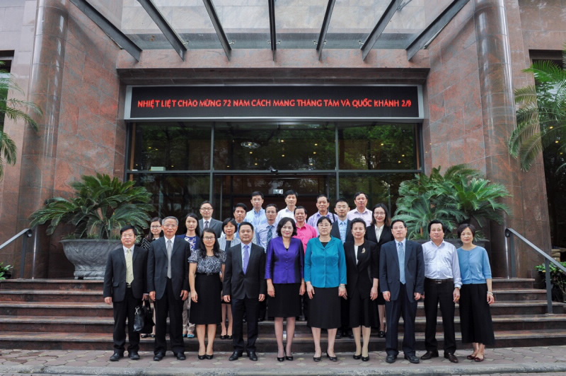SBV Deputy Governor Nguyen Thi Hong and leaders of functional departments, agencies photographed with delegations of the People's Bank of China