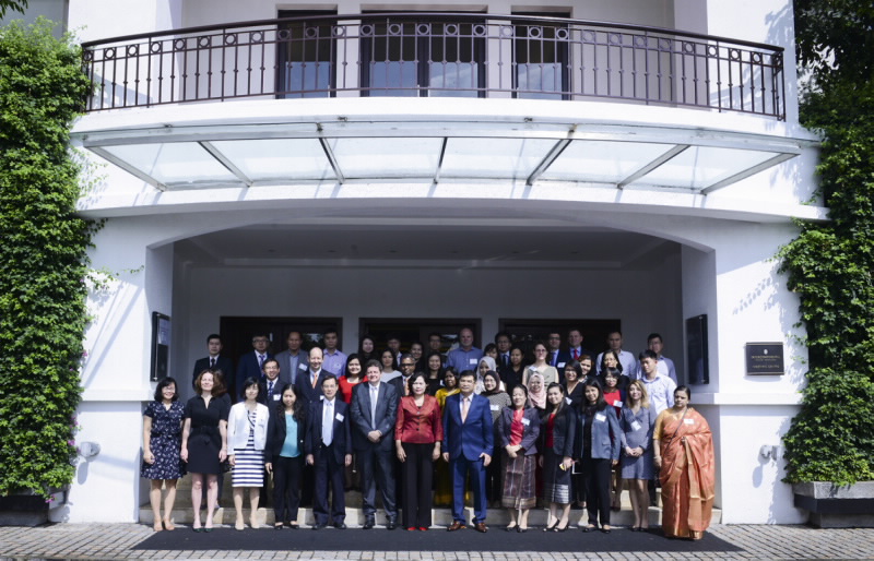 Deputy Governor Nguyen Thi Hong takes photo with participants