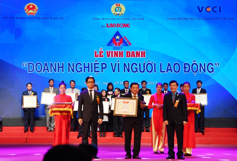 Ông Bùi Văn Cường – Ủy viên BCH  TƯ Đảng, Chủ tịch TLĐLĐVN (bên phải) và ông Vũ Tiến Lộc - Chủ tịch VCCI trao Bằng khen “Doanh nghiệp vì Người lao động” năm 2017 cho đại diện Vietcombank - ông Trần Phúc Cường, Phó Chủ tịch thường trực Công đoàn.