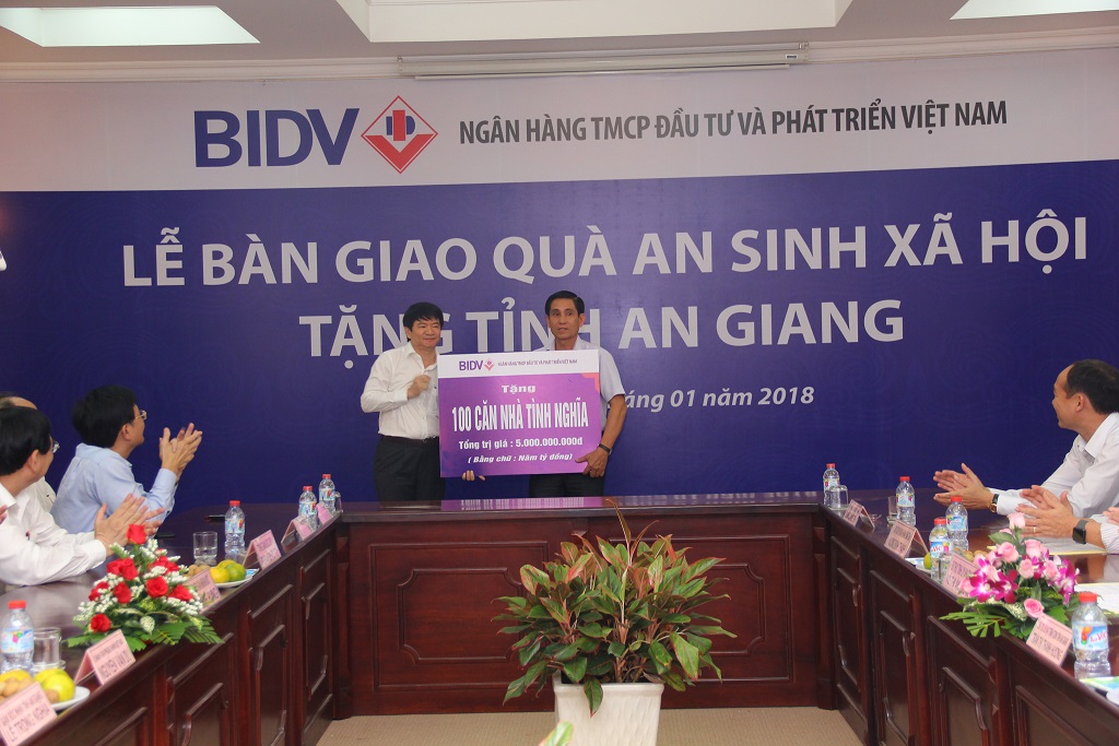 Đại diện BIDV trao 100 căn nhà tình nghĩa tại tỉnh An Giang