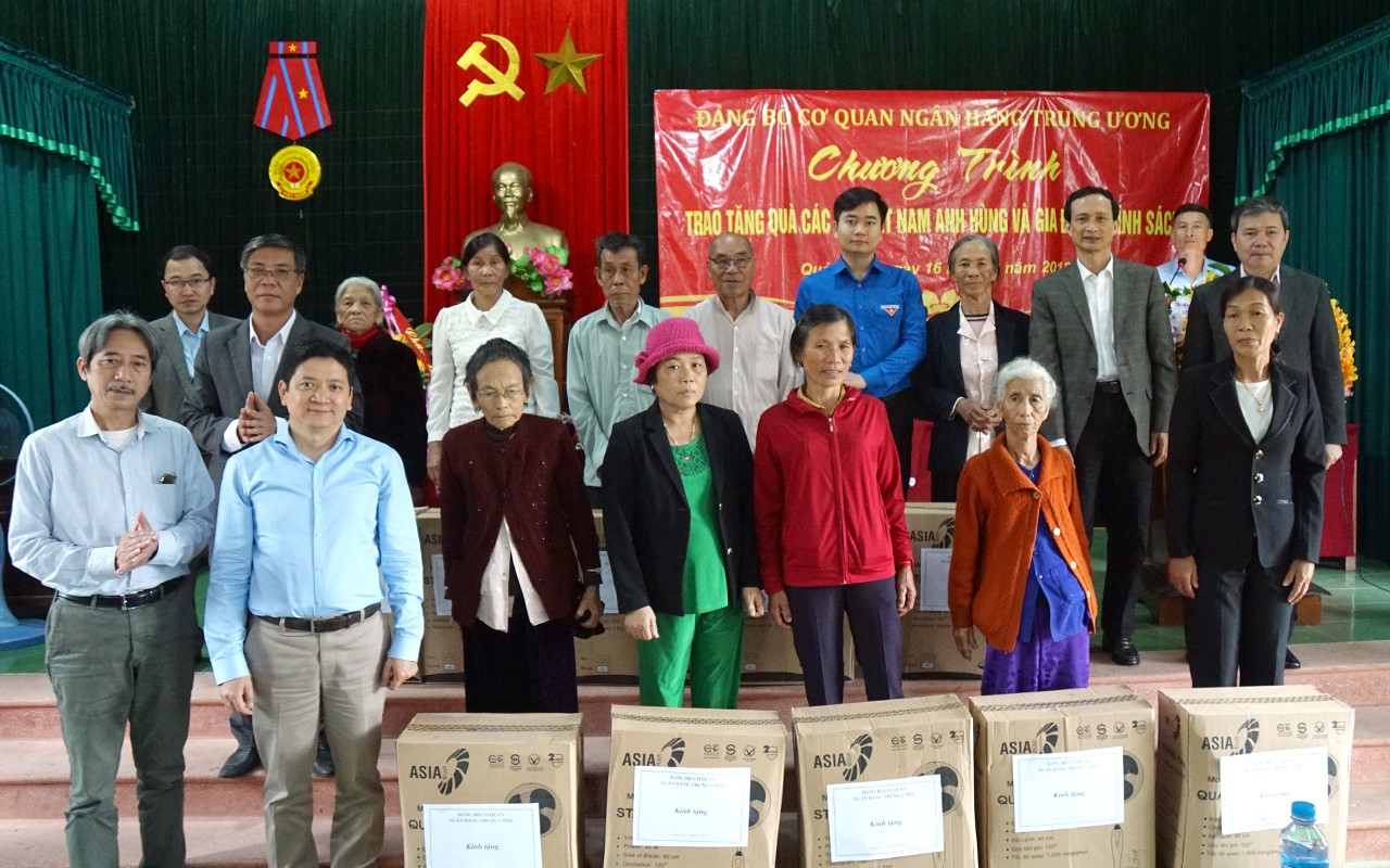 Đảng uỷ Cơ quan NHNN Trung ương bàn giao nhà tình nghĩa và tri ân người có công