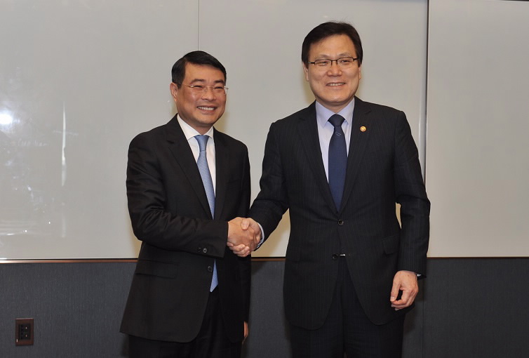 Governor Le Minh Hung warmly welcomed the FSC Chairman