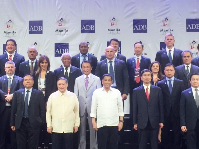 Phó Thống đốc Đào Minh Tú chụp ảnh với Tổng thống Philippines, Rodrigo Duterte và Trưởng đoàn các nước