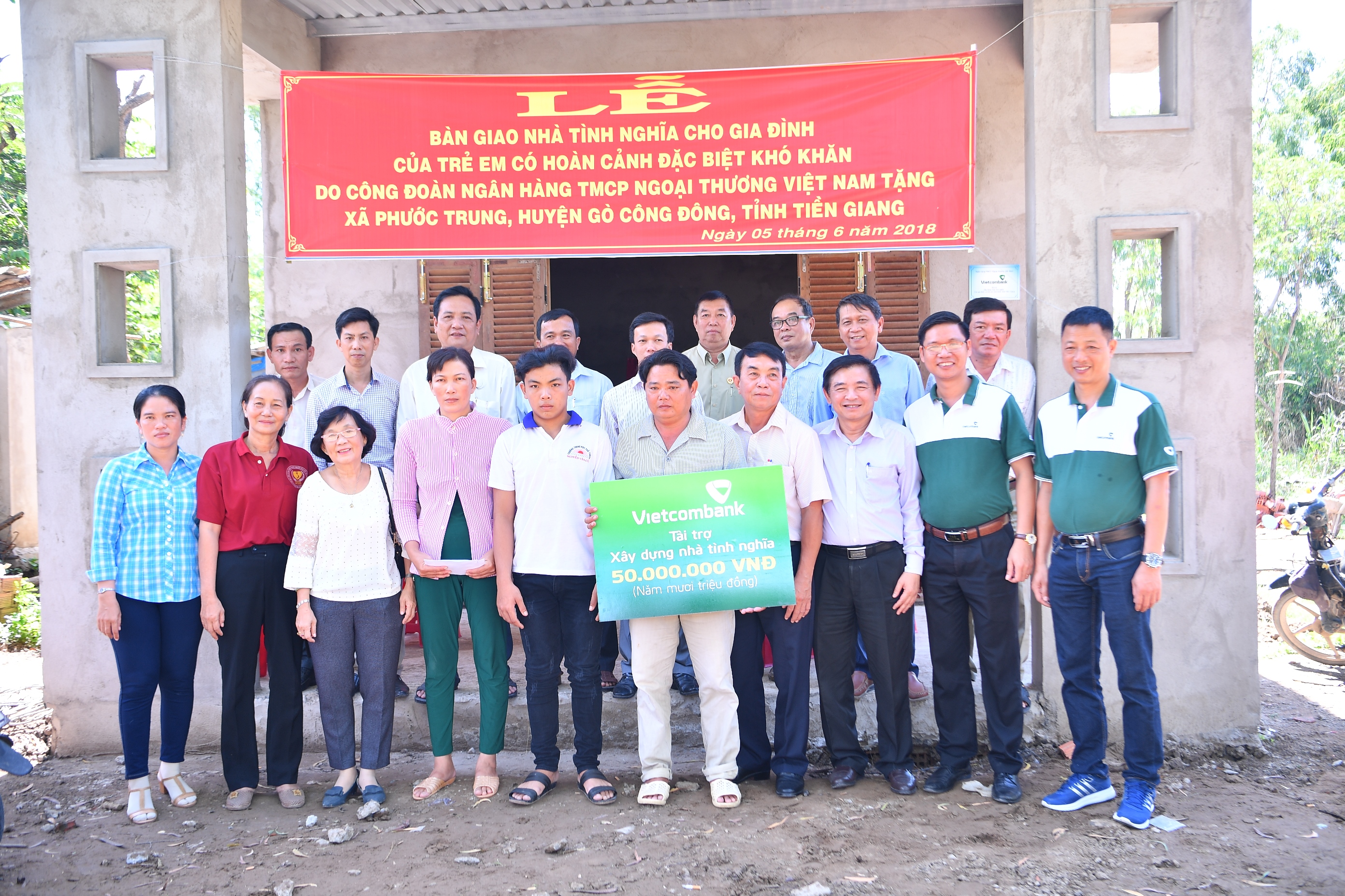 Vietcombank bàn giao nhà tình nghĩa cho hộ nghèo tỉnh Tiền Giang