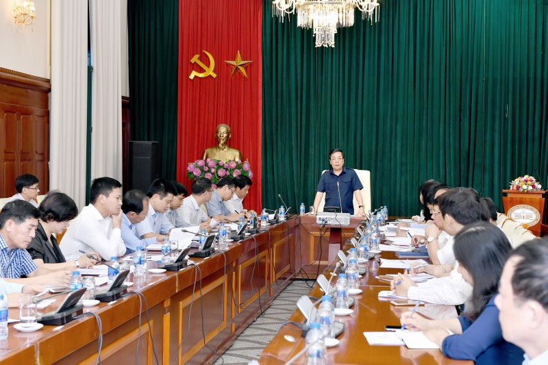 SBV Deputy Governor Nguyen Kim Anh presides over the meeting