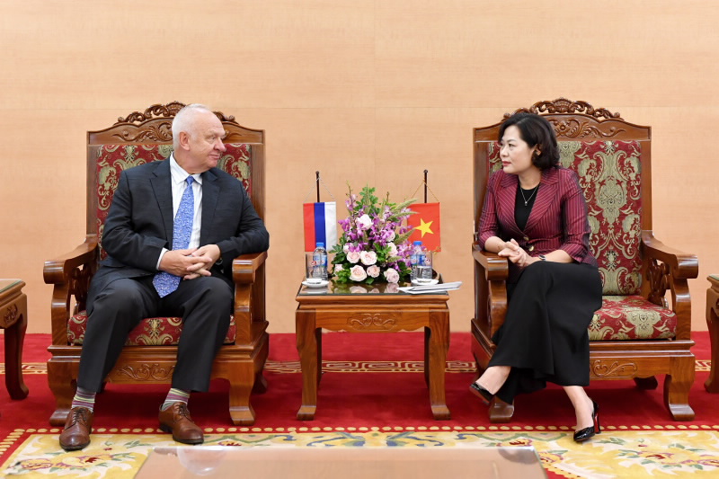 Deputy Governor Nguyen Thi Hong and Russian Ambassador to Vietnam at the meeting