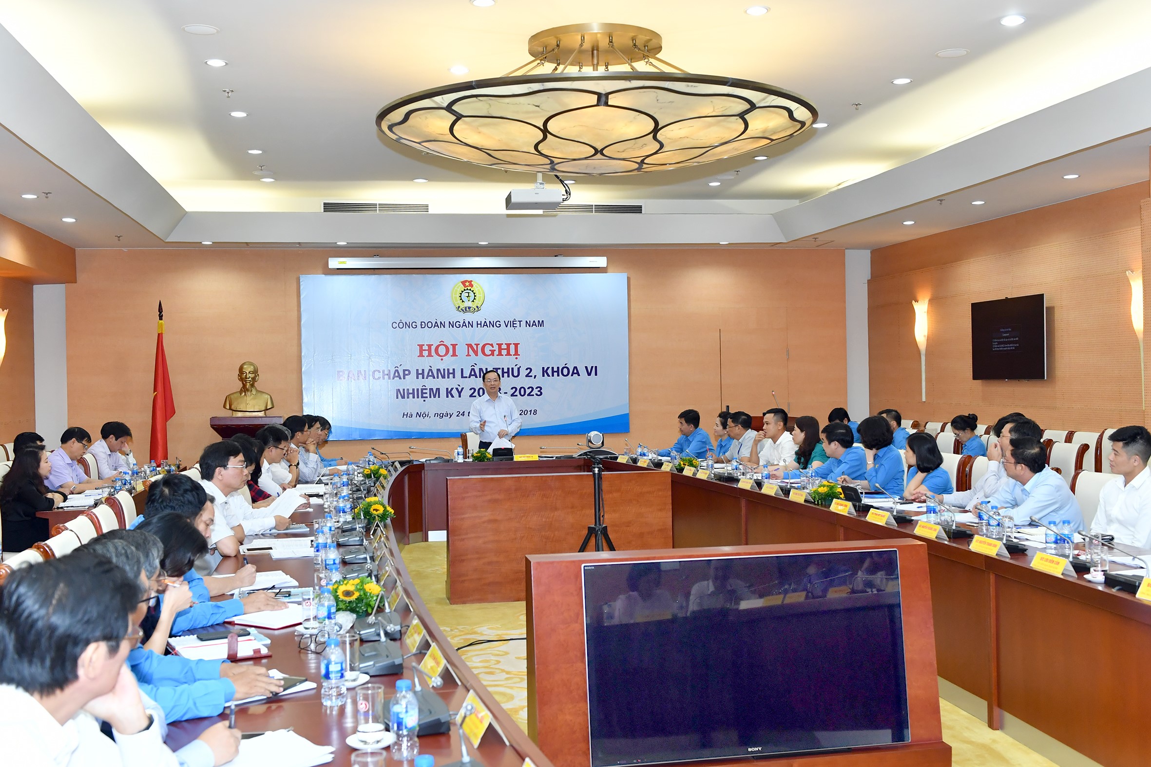 “Tập trung giáo dục đoàn viên và người lao động hoàn thành nhiệm vụ chính trị được giao”