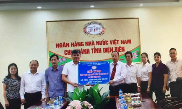 Trao tiền ủng hộ đồng bào bị thiệt hại do lũ lụt tại tỉnh Điện Biên