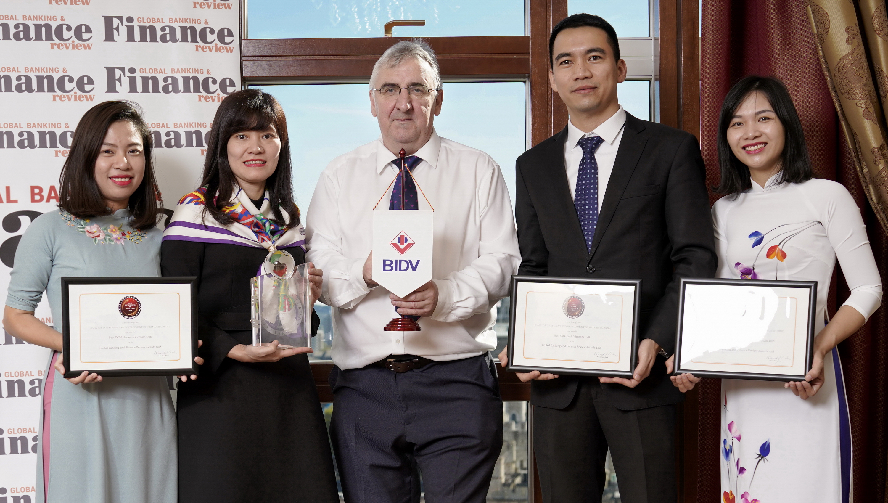 BIDV vừa được Tạp chí Global Banking and Finance Review trao 3 giải thưởng quốc tế