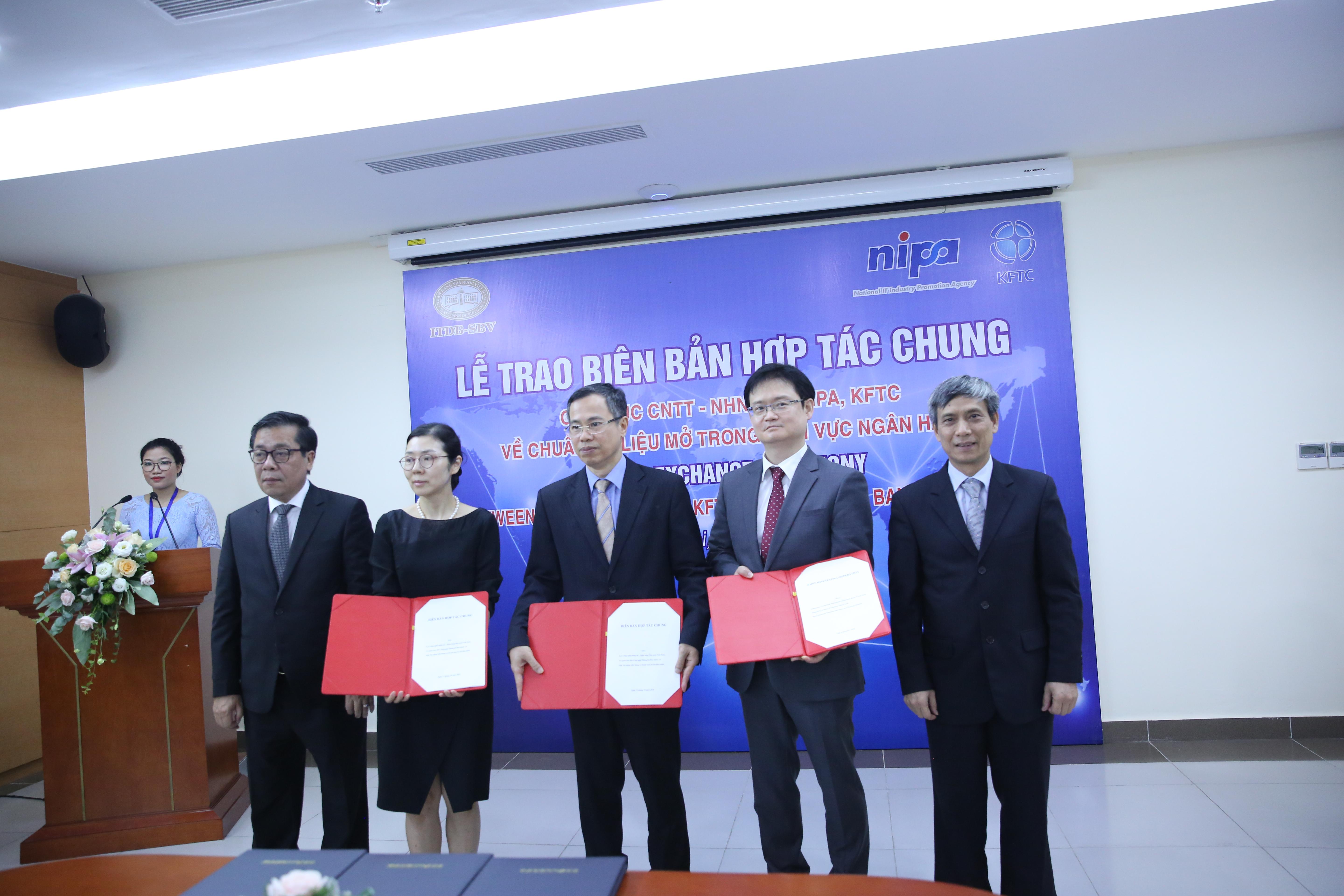Lễ trao Biên bản và hoạt động hợp tác chung về giao diện lập trình ứng dụng mở trong lĩnh vực ngân hàng