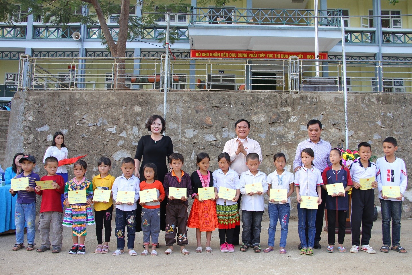 Đoàn công tác trao tặng quà cho các em học sinh nghèo vượt khó tại xã Tam Chung