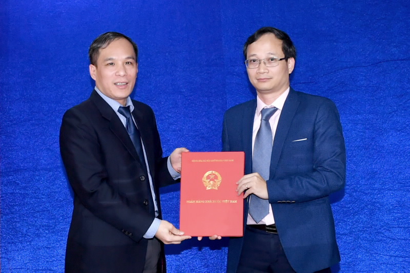 SBV Deputy Governor Doan Thai Son hands over the Appointment Decision to Mr. Ta Quang Don