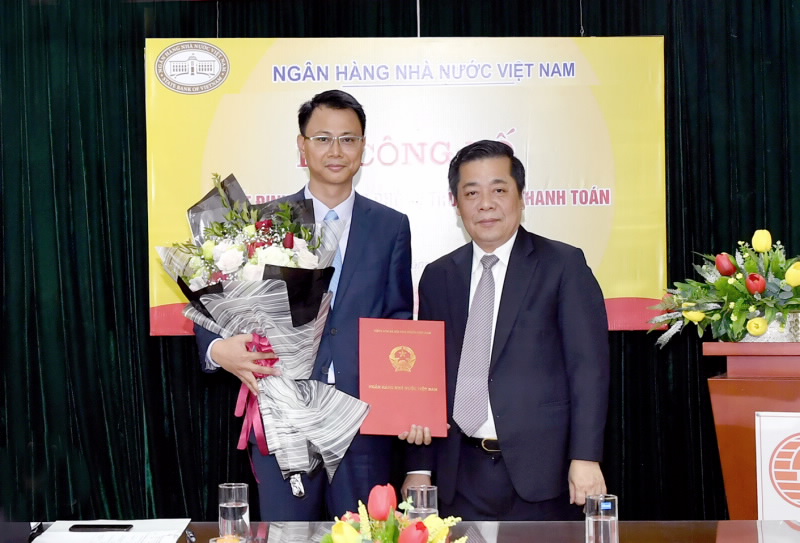 Deputy Governor Nguyen Kim Anh hands over Appointment Decision to Mr. Le Anh Dzung