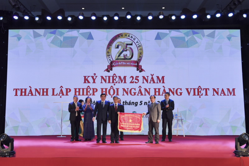 Deputy Governor Doan Thai Son awards the SBV's Emulation Flag to VNBA