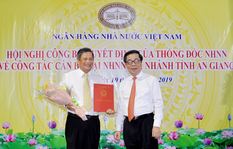 Deputy Governor Nguyen Kim Anh hands over the SBV Governor’s Appointment Decision to Mr. Nguyen Tuan Dzung