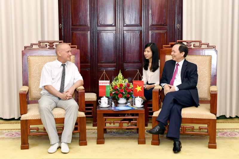Deputy Governor Dao Minh Tu meets delegation from Belarusian Trade Union of Workers of Bank and Financial Institutions