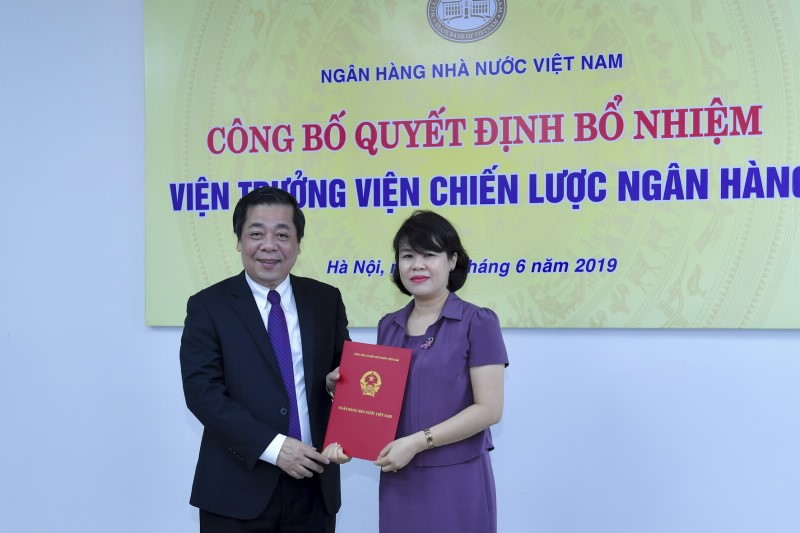 SBV Deputy Governor Nguyen Kim Anh hands over the Decision to Mrs. Nguyen Thi Hoa