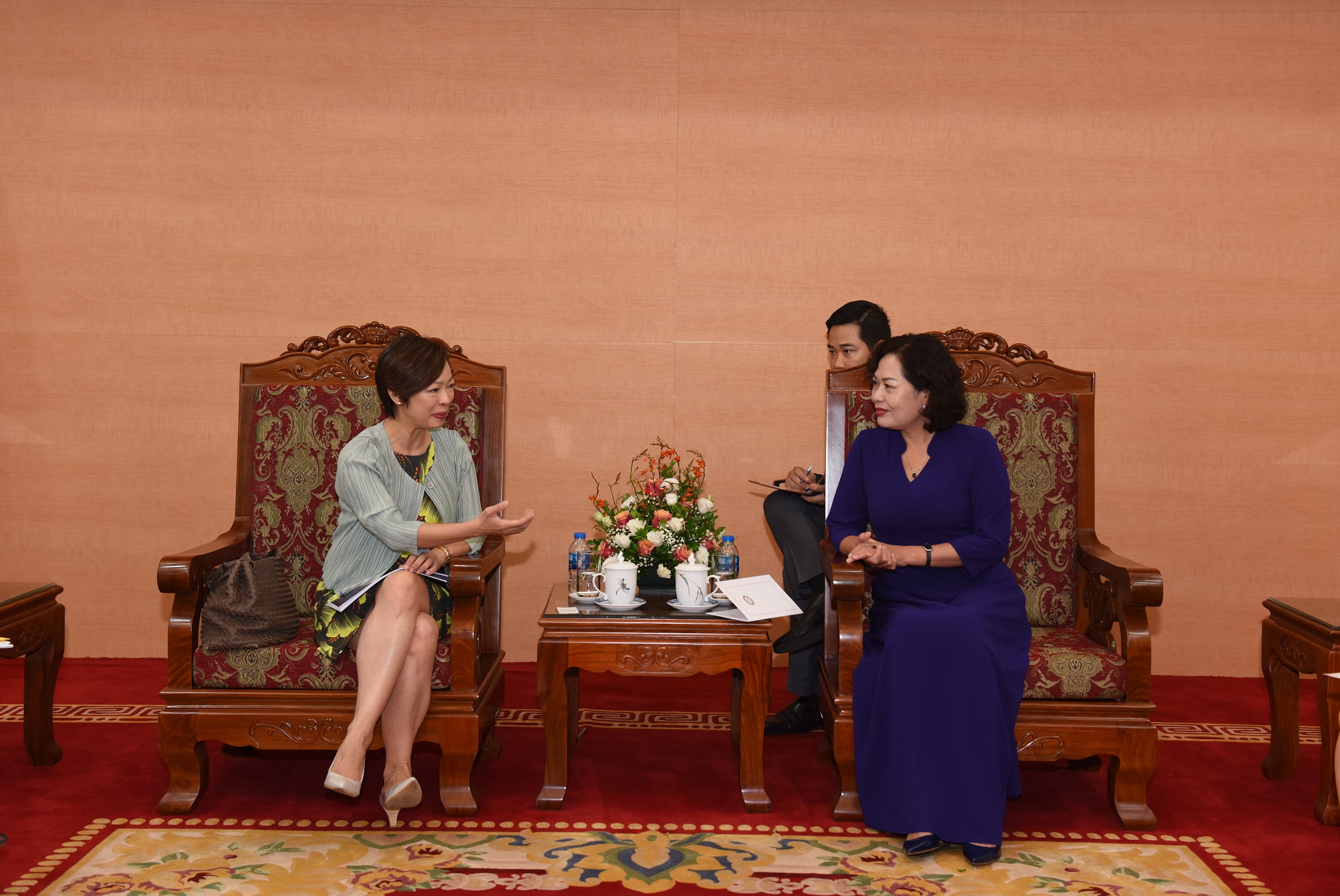 PTĐ Nguyễn Thị Hồng và bà Foo Mee Har trao đổi về chương trình đào tạo