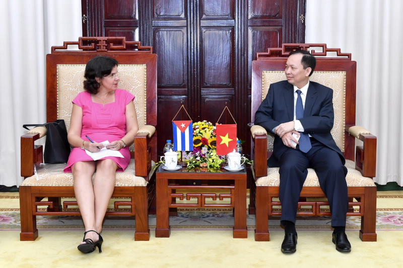 Deputy Governor Dao Minh Tu and Cuban Ambassador to Vietnam Lianys Torres Rivera at the meeting