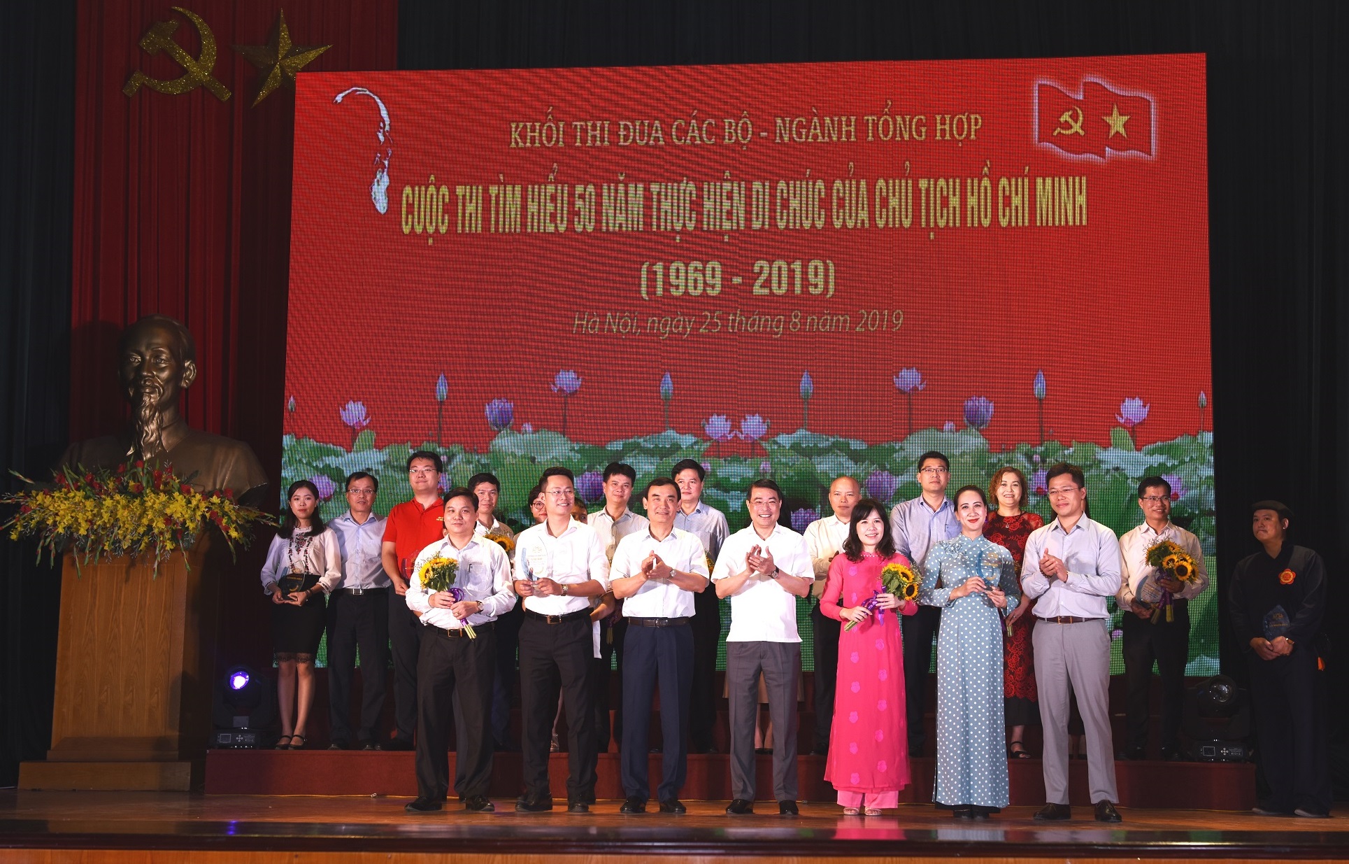 Đội VPCP và đội NHNN đón nhận giải Nhất và giải Nhì của cuộc thi