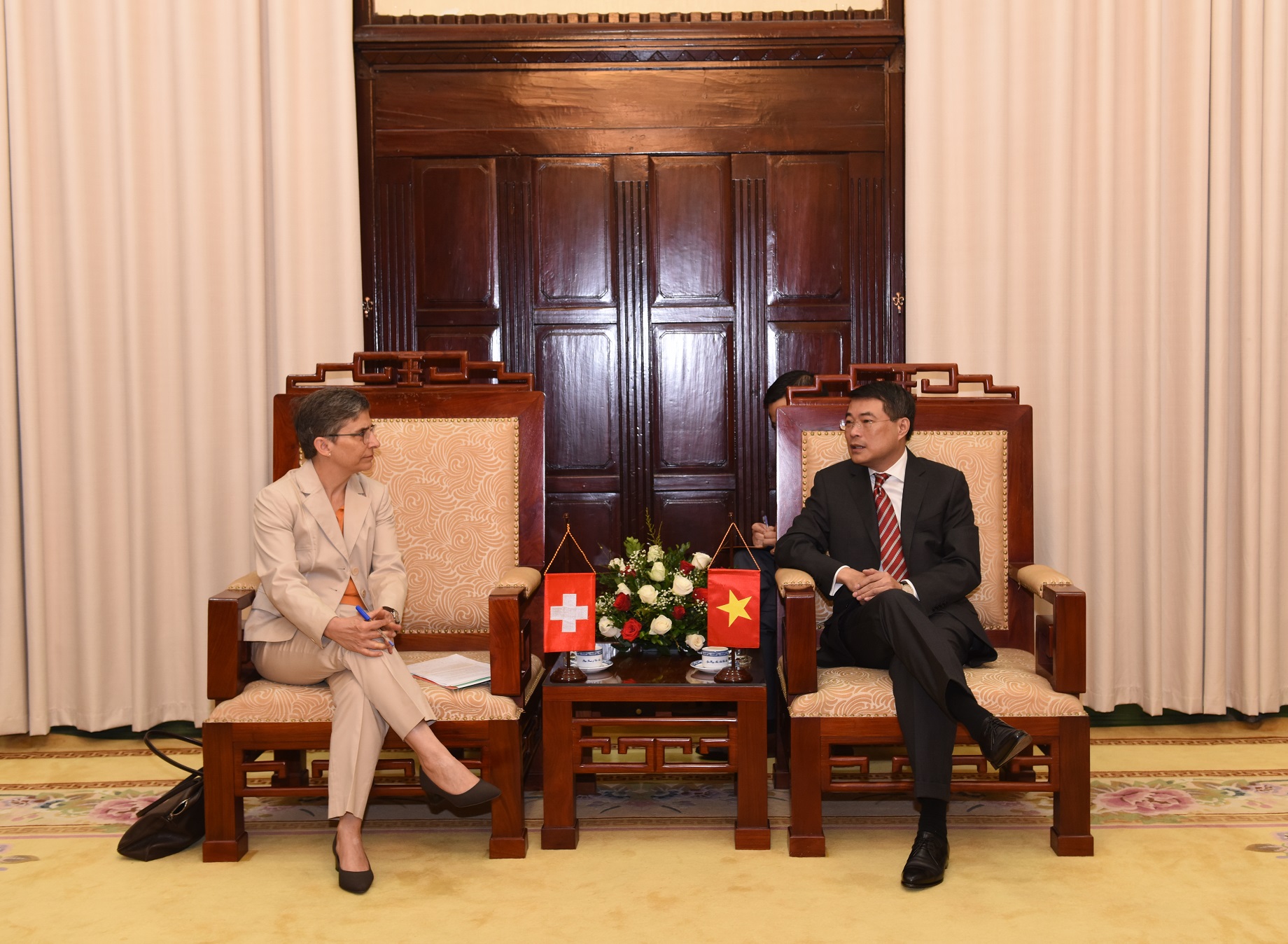 Thống đốc Lê Minh Hưng chào mừng bà Đại sứ Beatrice Maser Mallor