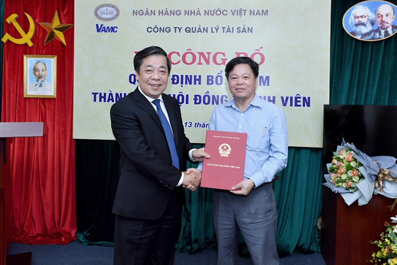 Deputy Governor Nguyen Kim Anh hands over the SBV Governor’s Appointment Decision to Mr.Nguyen Van Toan