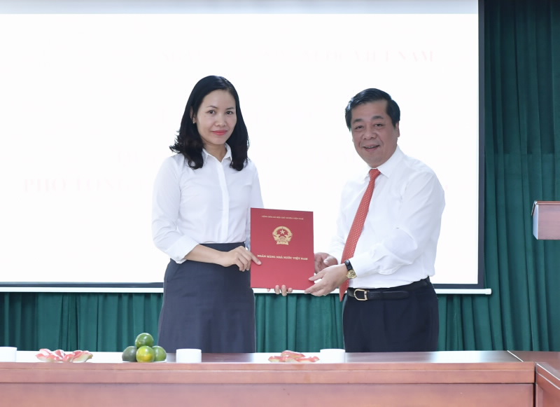 Deputy Governor Nguyen Kim Anh hands over SBV Governor’s Appointment Decision to Ms. Pham Thi Thanh Binh