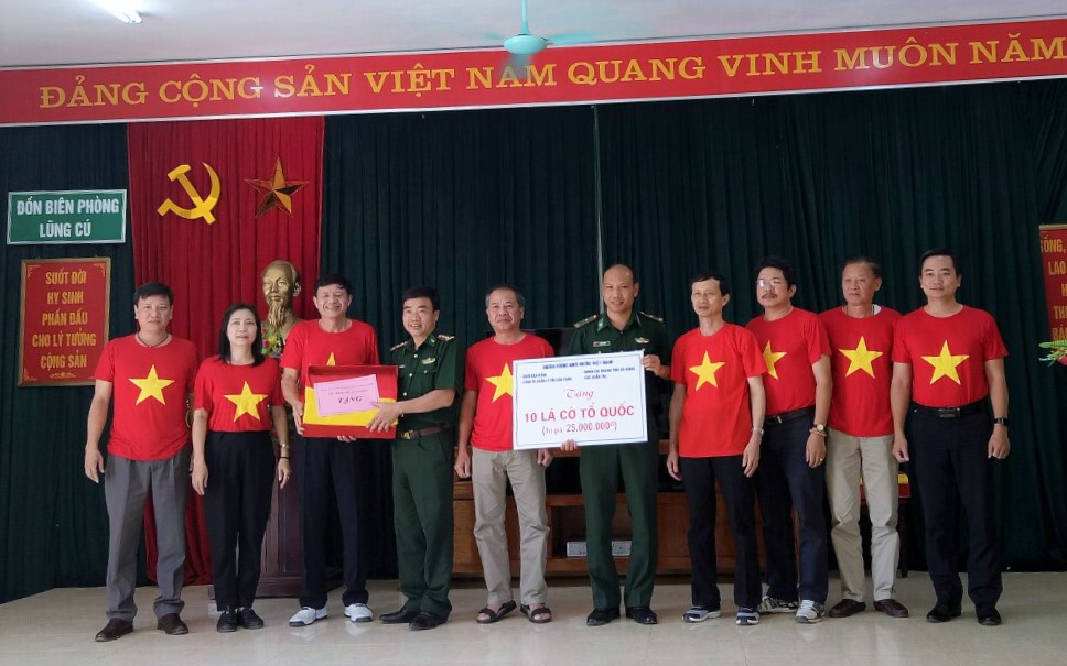 Đoàn công tác liên đơn vị NHNN trao tặng 10 lá cờ Tổ quốc cho Đồn biên phòng Lũng Cú, tỉnh Hà Giang