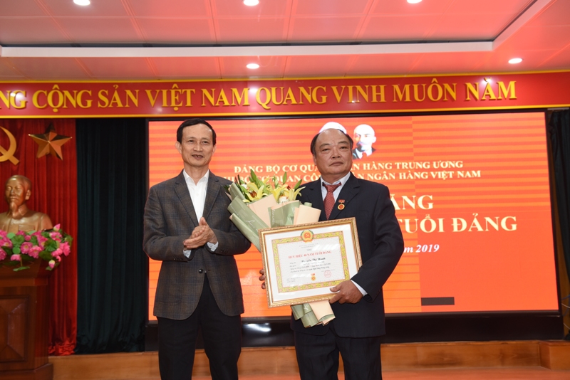 Đảng viên Nguyễn Thế Hanh đón nhận Huy hiệu 40 năm tuổi Đảng