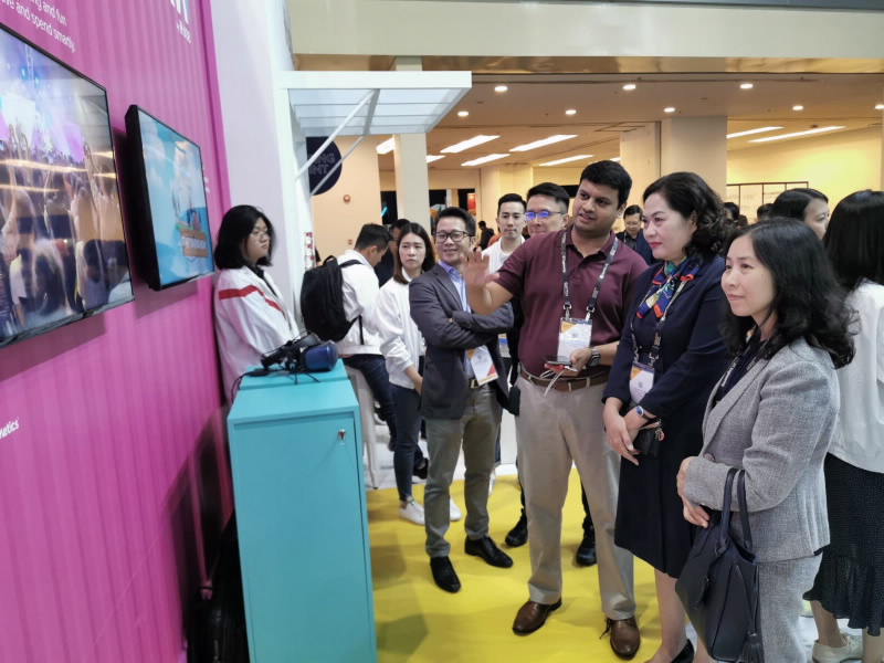 UOB Singapore introduces to the SBV delegation on the TMRW application platform for digital banking services on super applications